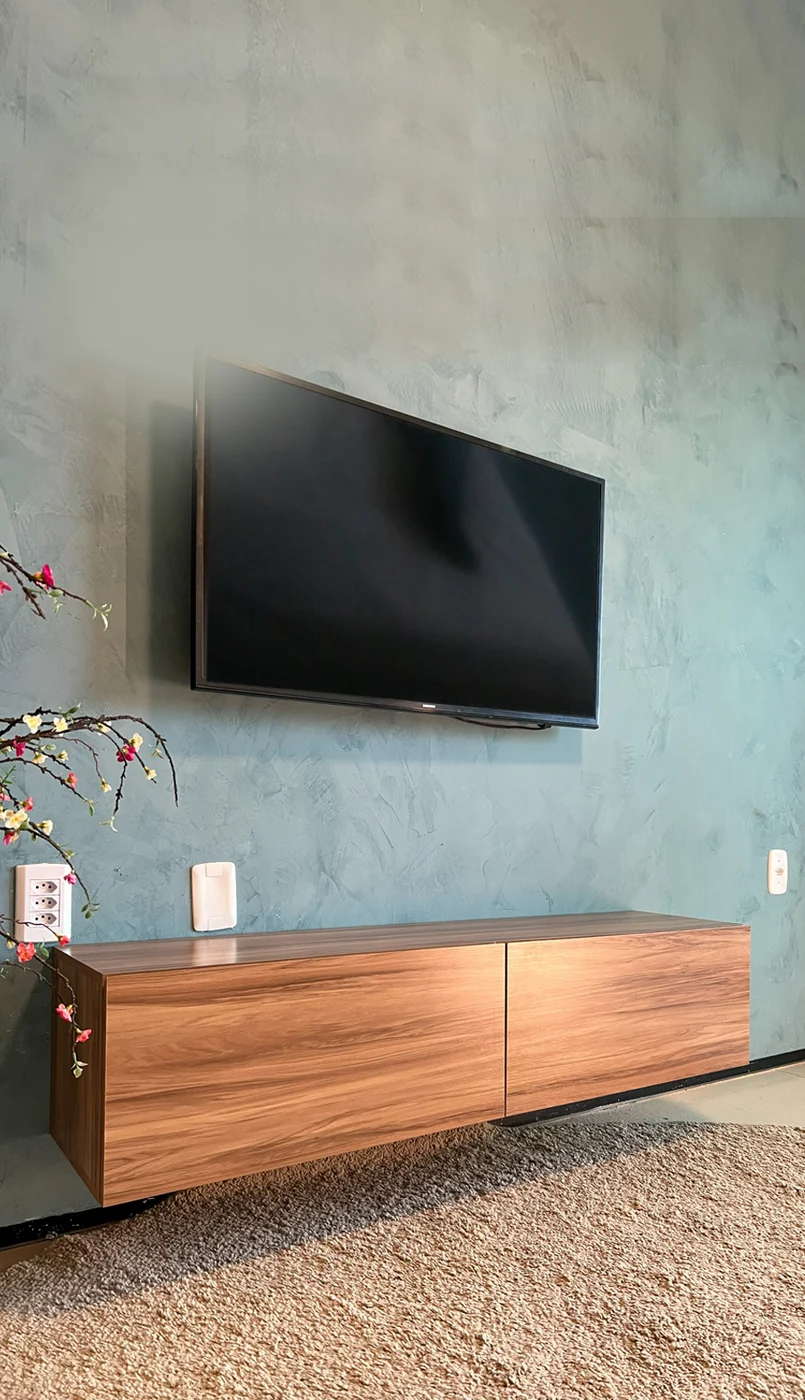 Rack amadeirado suspenso para TV